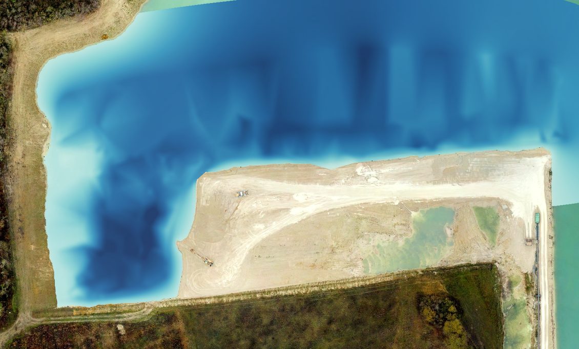 Plan d'eau de gravière en bathymétrie : profondeurs en dégradé de bleu sur l'orthophotographie du levé par drone