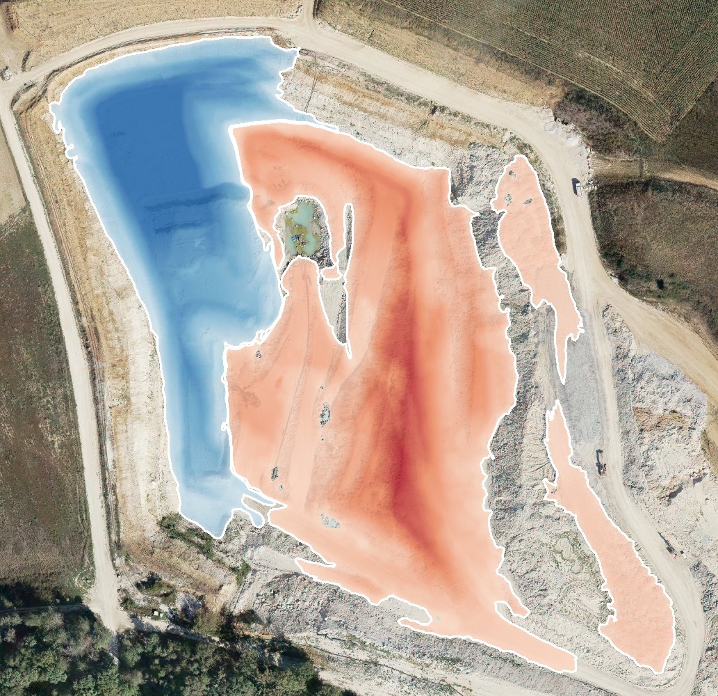 Carte des écarts entre deux levés par drone d'une carrière : déblai sur le front ouest du fond de fouille en bleu, remblais à l'est en rouge, zones de calcul en blanc